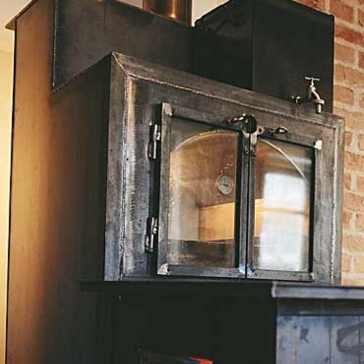 Küchenherd modern, schwarz, Holzherd, Küchenofen, zwei Brennraumebenen, Sichtglastür, Backrohrbeleuchtung, Detailansicht 2