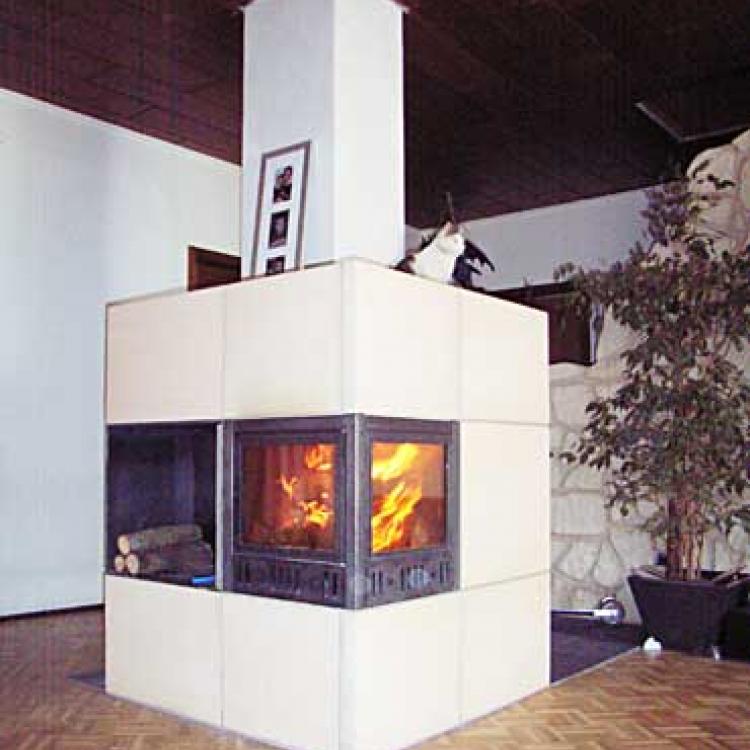 Kachelofen modern, freistehend, Ecktürlösung, Pyrarium, Schamotte